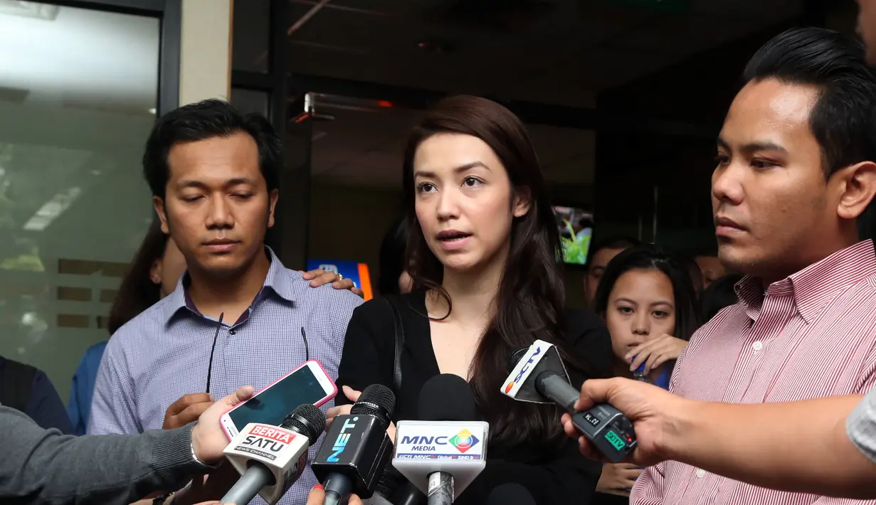 Velove dan keluarga saling mendukung dan bekerja keras membela OC Kaligis dari tuntutan KPK. (Wimbarsana/Bintang.com)