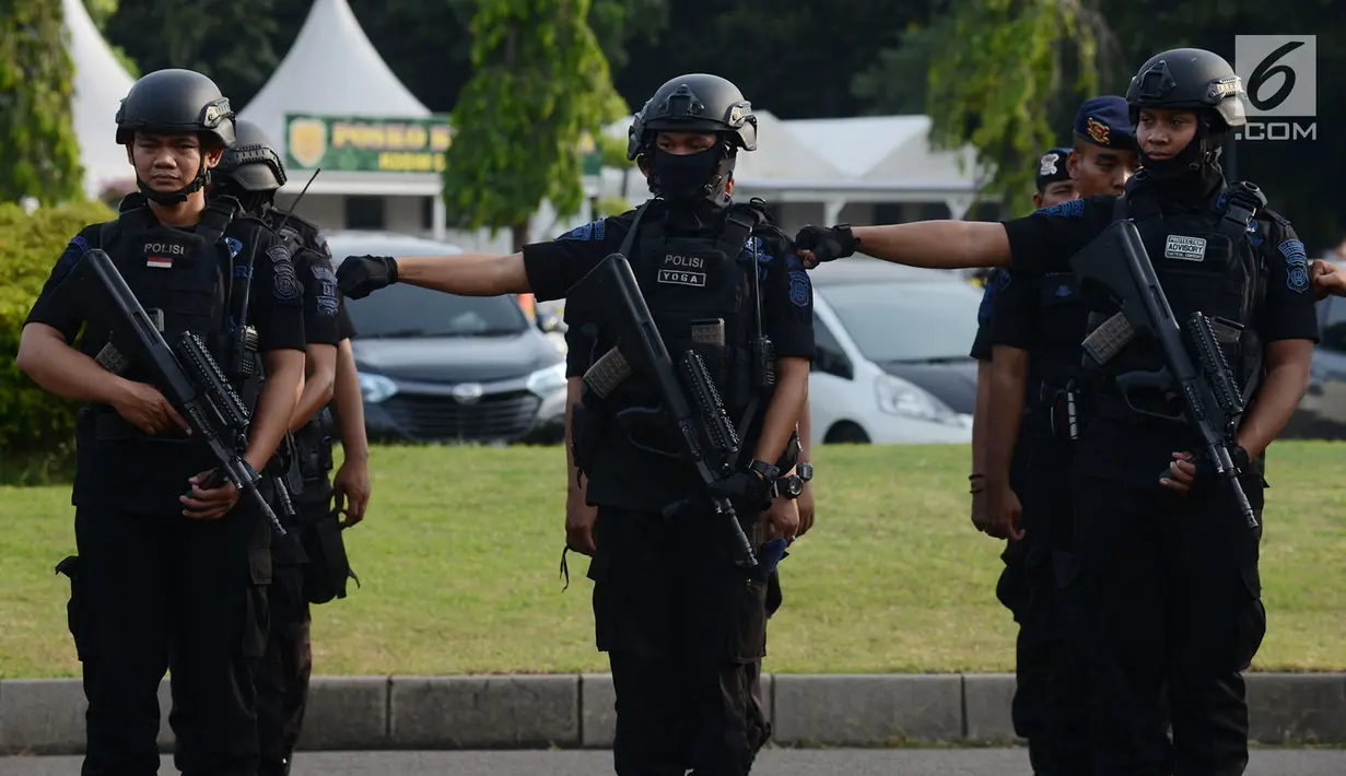 Aparat kepolisian saat mengikuti apel gelar pasukan pengamanan malam takbiran di Lapangan Silang Monas, Jakarta Pusat, Selasa (4/6/2019). Sejumlah titik di Jakarta Pusat yang diantisipasi antara lain Masjid Istiqlal, Bunderan HI, dan Jembatan Kuningan. (merdeka.com/Imam Buhori)