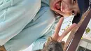 <p>Melalui akun Instagramnya, Lisa Blackpink membagikan foto lucu bersama hewan berbulu quokka. Wajahnya begitu gembira. (Foto: Instagram/ lalalalisa_m)</p>