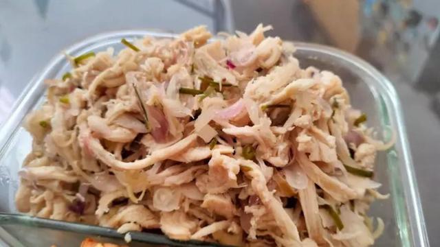 Ayam Suwir Bumbu Sambal Matah Kecombrang