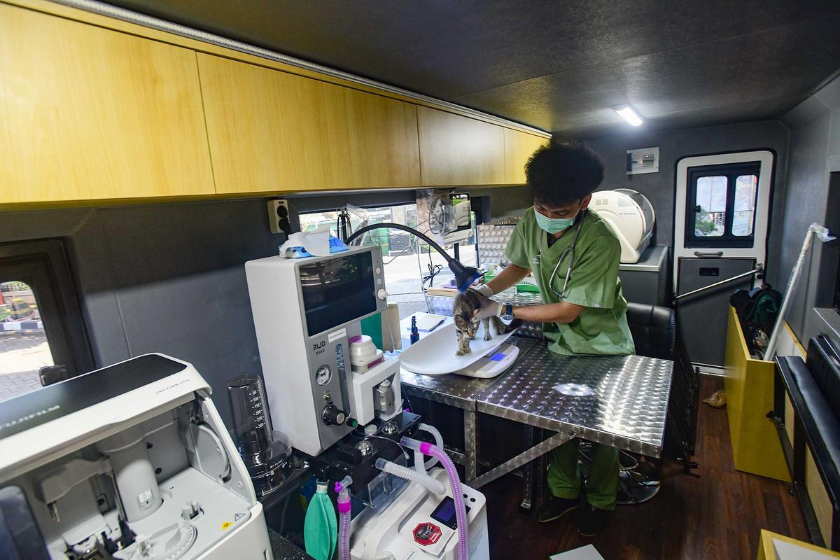 Warga Manfaatkan Layanan Klinik Hewan Keliling