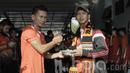 Pemain Persija Jakarta Ismed Sofyan, memberikan nasi tumpeng kepada perwakilan The Jakmania. Di tempat baru ini, pengurus Persija Jakarta berharap pemain bisa lebih dekat dengan para suporter. (Bola.com/M Iqbal Ichsan)
