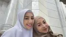 Winona tampil dengan kerudung putuh serasi dengan abayanya. Nikita mengenakan kerudung coklat yang senada dengan gamis berkancing depannya. [@nonawilly]