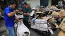 Pekerja membungkus sepeda motor yang akan dikirim di Stasiun Pasar Senen, Jakarta, Selasa (5/6). Jasa pengiriman motor ke daerah meningkat dua kali lipat jelang arus mudik dan Hari Raya Idulfitri 2018. (Liputan6.com/Arya Manggala)
