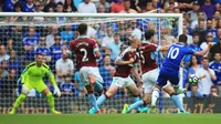 Pemain Chelsea, Eden Hazard, mencetak gol ke gawang Burnley, Sabtu (27/8/2016). (AFP)