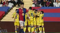 Pemain Las Palmas merayakan gol yang dicetak Sandro Ramirez ke gawang Barcelona dalam laga jornada 15 La Liga Spanyol di Estadi Olímpic Lluís Companys, Sabtu (30/11/2024) malam WIB. Las Palmas sukses menaklukkan Barcelona dengan skor 2-1 dalam laga tandang mereka. (AP Photo/Joan Monfort)