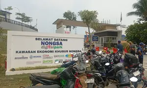 Krisis air membuat ratusan Warga Sambu, Nongsa menggelar demo di Pintu Masuk Data Center Nongsa Digital Park.(Liputan6.com/ Ajang Nurdin)
