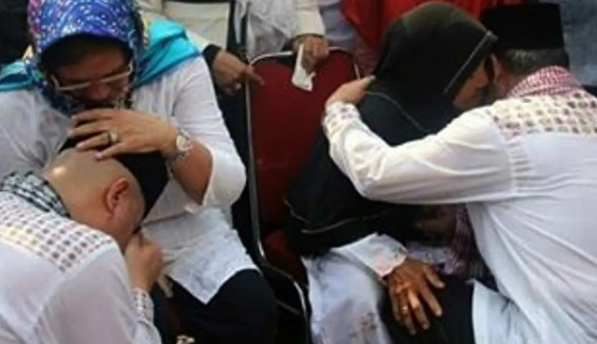 Pada Jumat, (23/9) usai salat Jumat, musisi Ahmad Dhani mendaftar ke kantor Komisi Pemilihan Umum Daerah Kabupaten Bekasi, sebagai Wakil Bupati Bekasi bersama dengan Sadudin. (Instagram/mulanjaameela1)