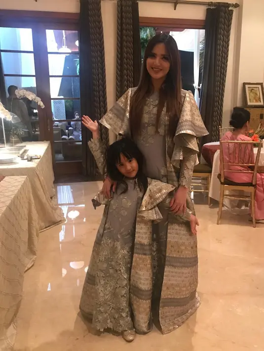 Hal ini pun juga dilakukannya saat merayakan lebaran. Terlihat keduanya lagi-lagi mengenakan busana kembaran. Keduanya tampak cantik dan menggemaskan. (Instagram/ramadhaniabakrie)