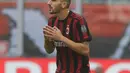 Bek AC Milan, Leonardo Bonucci bereaksi setelah menerima kartu merah dari wasit Piero Giacomelli saat melawan Genoa pada lanjutan Liga Italia di San Siro, Milan (22/10). AC Milan bermain imbang 0-0 atas Genoa. (AP Photo / Luca Bruno)