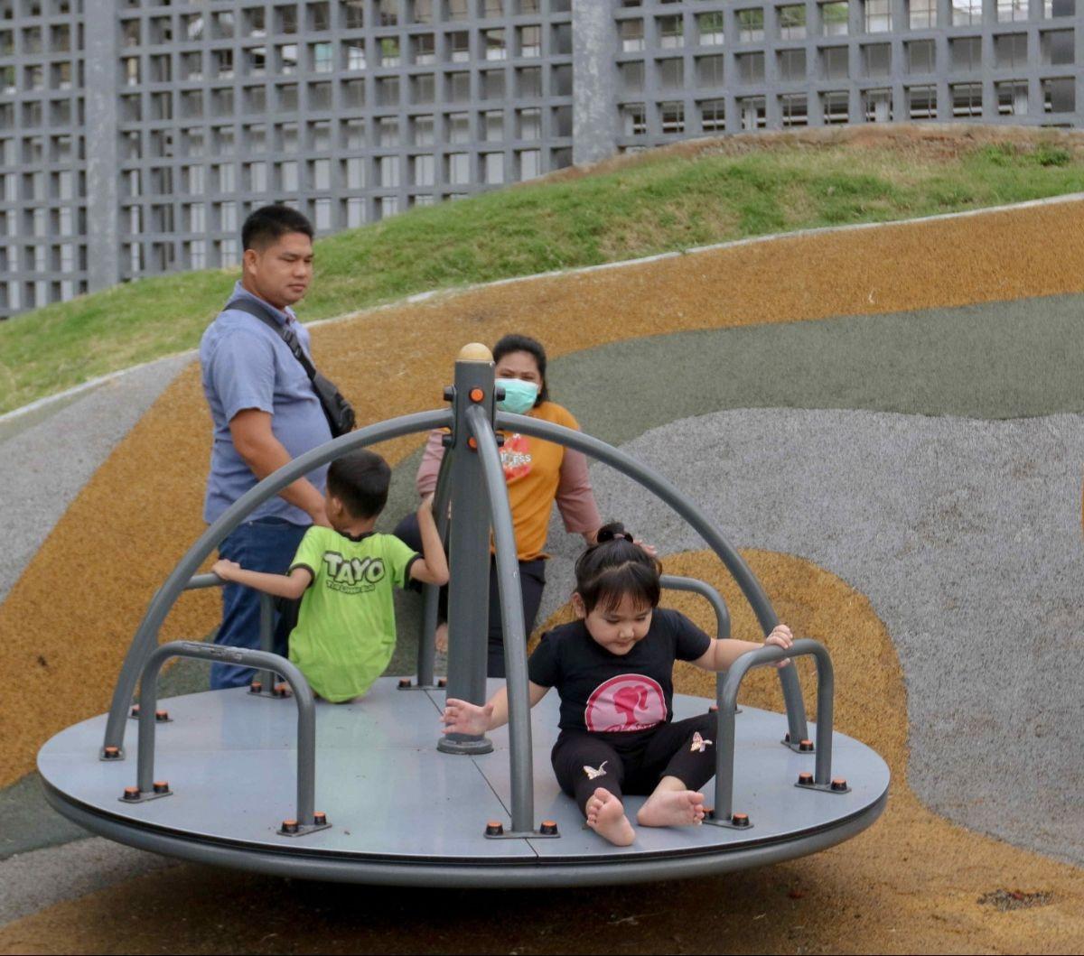 Terlihat antusiasme masyarakat yang membawa keluarganya saat menikmati waktu libur atau senggang di taman tersebut.  Foto: liputan6.com / Herman Zakharia