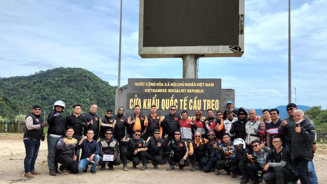 Rombongan WIMT 2022 disambut anggota Hanoi Motorbike Club di Cau Treo Border.