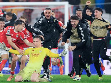 Para pemain Benfica merayakan gol yang dicetak oleh Anatoliy Trubin ke gawang Real Madrid pada lanjutan Liga Champions 2025/2026 di Estadio da Luz, Kamis (29/1/2026). (AFP/PATRICIA DE MELO MOREIRA)