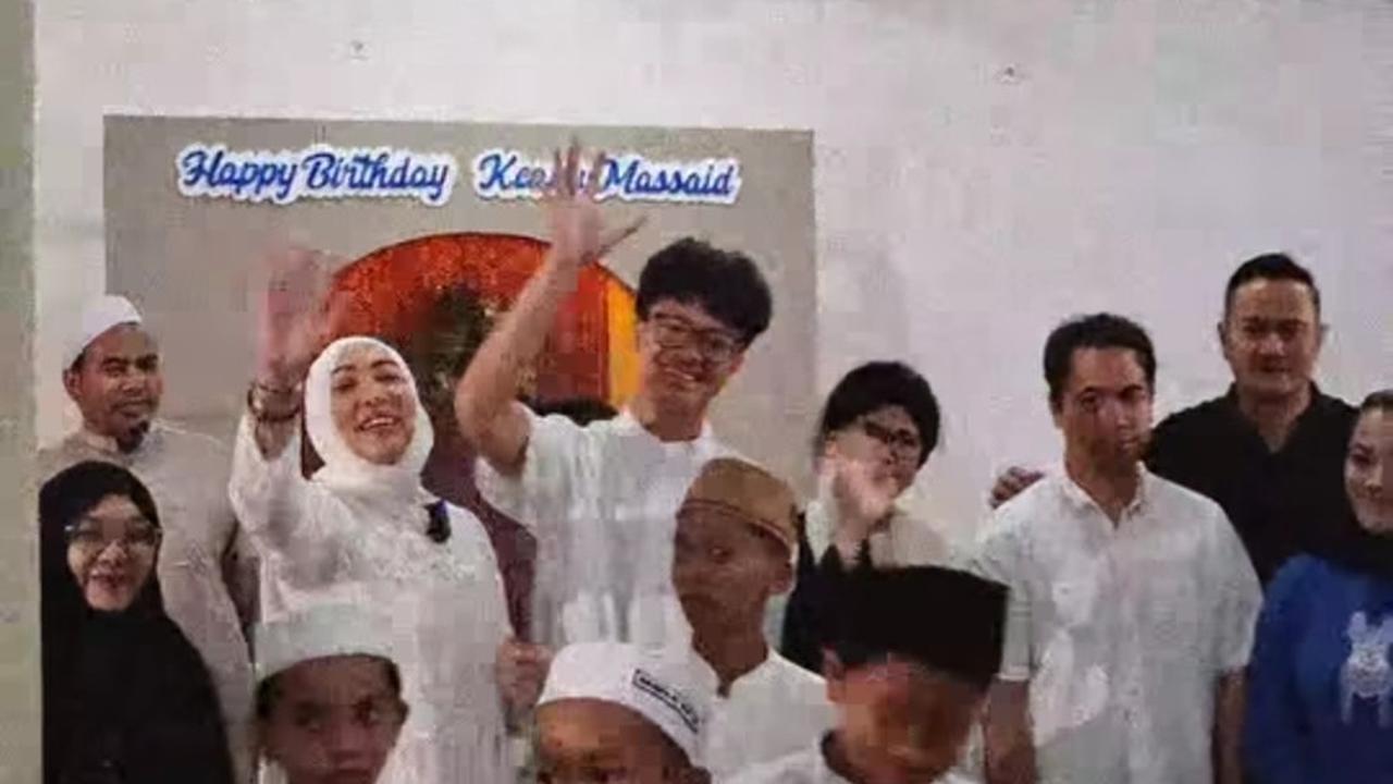"Alhamdulillah, hari ini kita merayakan hari istimewa kamu bersama anak-anak pesantren. Betapa berkahnya melihat kamu tumbuh menjadi seorang anak yang baik hati dan penuh perhatian," ungkap Angelina Sondakh.