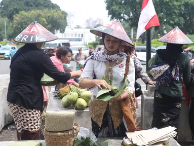 Sejumlah aktivis yang tergabung dalam aliansi perempuan bangkit melakukan aksi damai pada Hari Ibu di depan Istana, Jakarta, Minggu (22/12/2019). Dalam aksi tersebut mereka menyuarakan agar menyamakan hak-hak perempuan dan kesejahteraan. (Liputan6.com/Angga Yuniar)