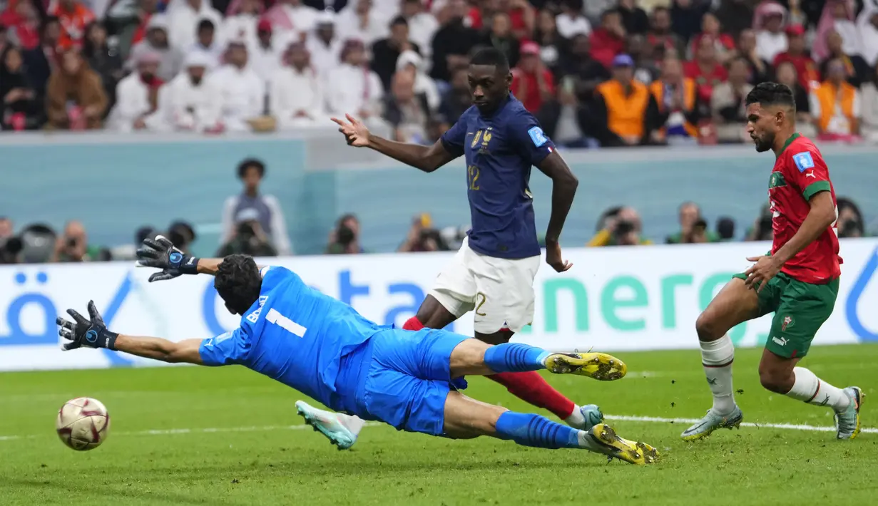 <p>Pemain Prancis,&nbsp;Randal Kolo Muani mencetak gol kedua timnya ke gawang Maroko saat laga semifinal Piala Dunia 2022 yang berlangsung di Al Bayt Stadium, Qatar, Rabu (14/12/2022) waktu setempat. (AP Photo/Manu Fernandez)</p>