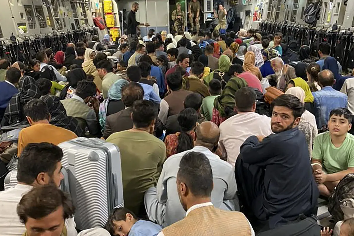 Antrean Warga Afghanistan untuk Kabur dengan Pesawat AS