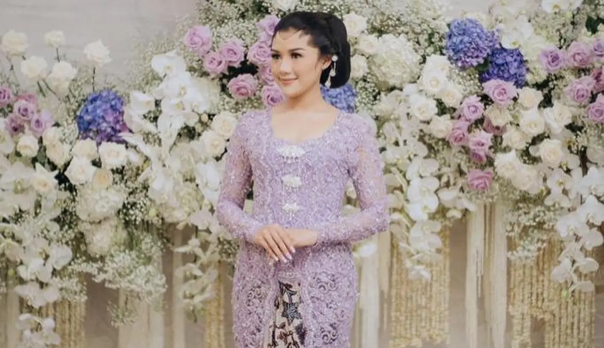 Ini adalah penampilan Erina Gudono di malam midodareni sebelum pernikahannya dengan Kaesang. Kebaya ungu dengan motif brokat yang sangat cantik ini juga terasa pas melekat sempurna di tubuh Erina. Foto: Instagram.