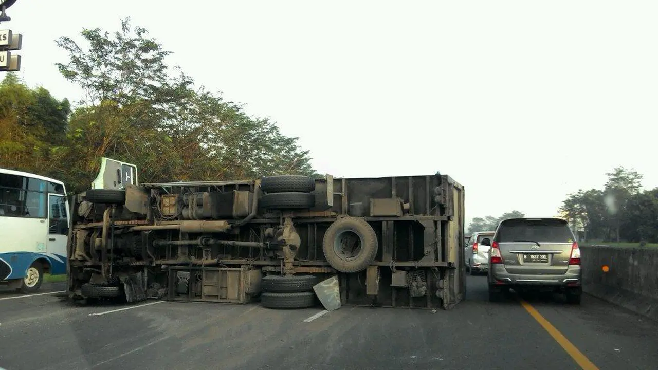 Truk Sosis Terguling di Cikampek KM 63 Arah Jakarta, Tol Macet