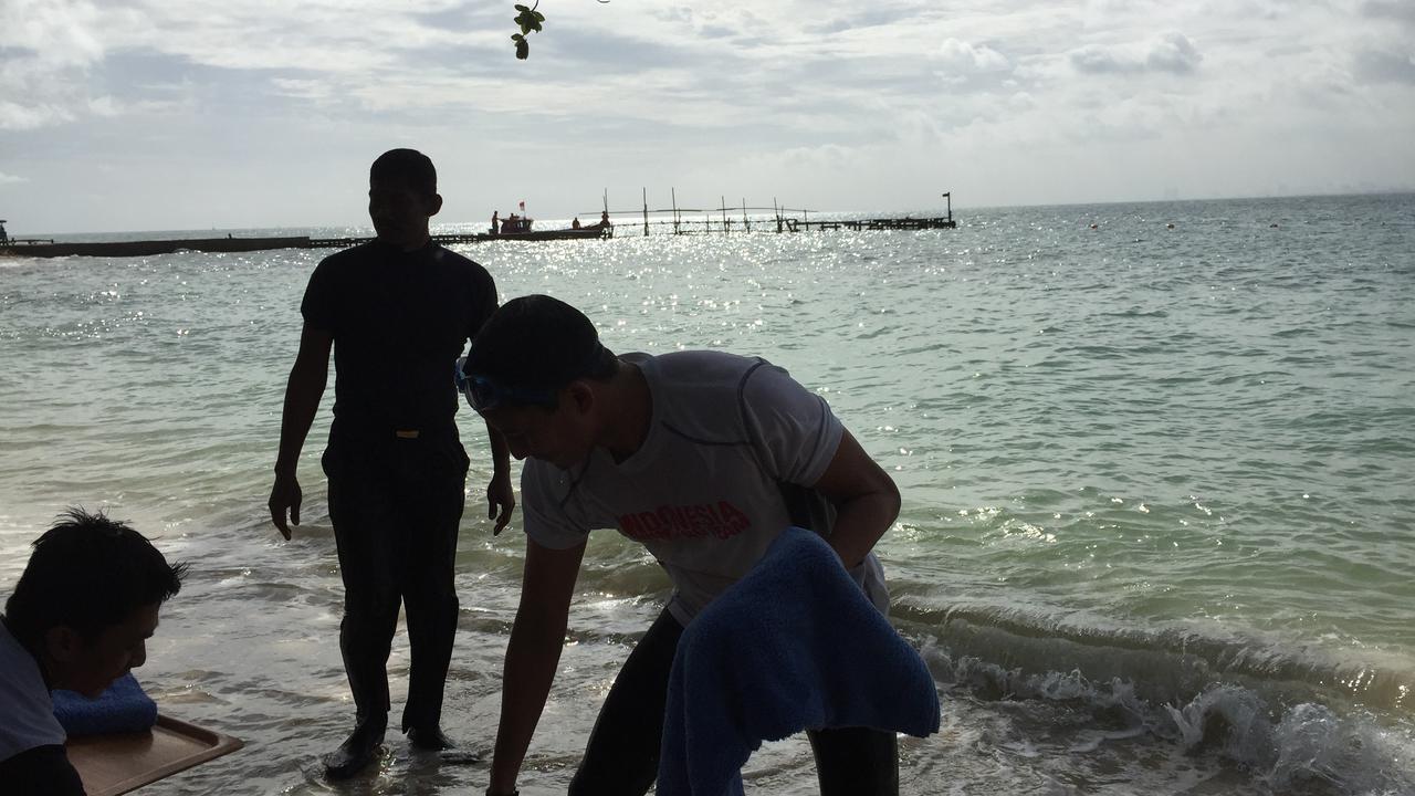 Sandiaga Uno berenang di Pulau Bidadari