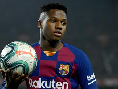 Ansu Fati memegang rekor sebagai pemain La Liga termuda yang sukses mencetak gol dan assist dalam satu pertandingan sekaligus. (AFP/Lluis Gene)