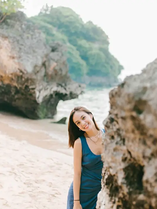 Tampil menawan dengan dress berwarna biru, pesona Nasya pun kian terpancar. Dihiasi dengan senyum manisnya ini hasil pemotretannya pun dibanjiri pujian oleh para selebriti dan netizen. (Liputan6.com/IG/@nasyamarcella)