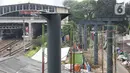 Pekerja sedang menyelesaikan pembangunan Skywalk di hatle transjakarta  koridor 8 di kawasan Kebayoran lama, Jakarta, Rabu (24/8/2022). Pengerjaan skywalk sepanjang 500 meter  akan di hubungkan ke halte transjakarta koridor 8, koridor 13 dan stasiun kebayoran yang berlangsung sejak Maret 2022 yang di targetkan akan rampung pada bulan oktober 2022, saat ini sudah mencapai 30 persen. (Liputan6.com/Herman Zakharia)