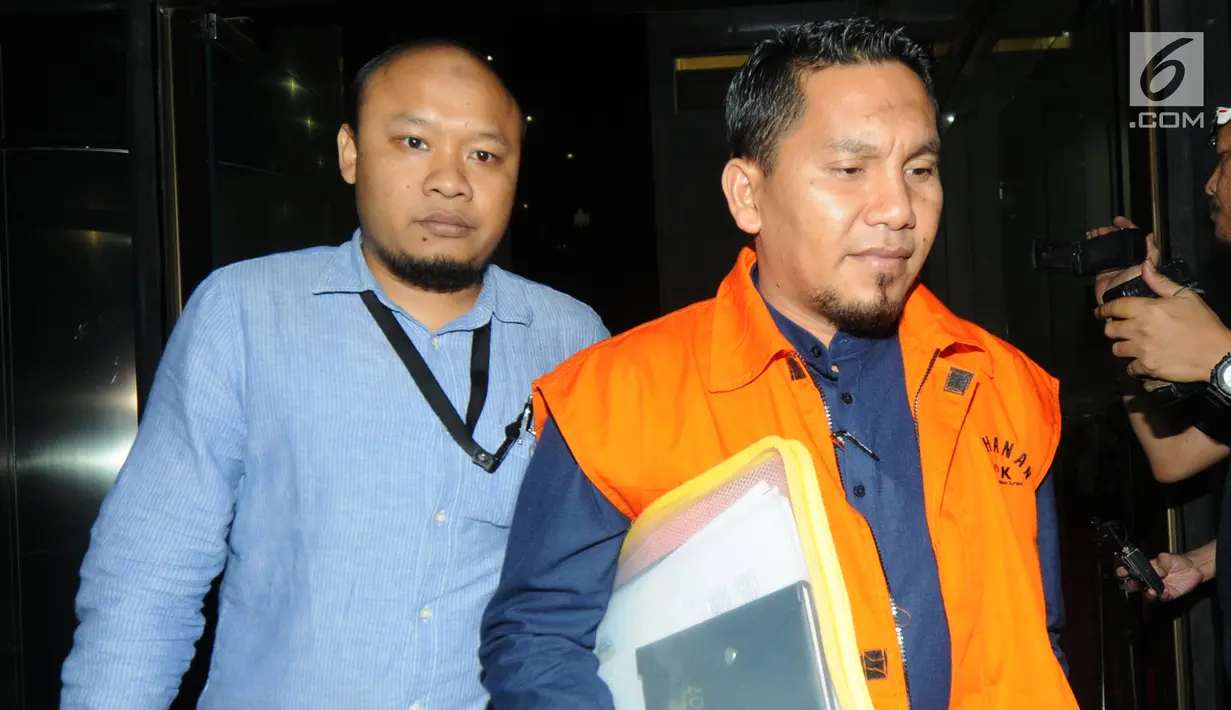 Bupati Bener Meriah Ahmadi usai menjalani pemeriksaan perdana pasca ditahan OTT di Gedung KPK, Jakarta, Rabu (18/7). KPK menjadwalkan pemeriksaan terhadap 7 saksi terkait dengan kasus suap Dana Otonomi Khusus (DOK) Aceh. (Merdeka.com/Dwi Narwoko)