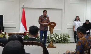 Menteri Keuangan Purbaya Yudhi Sadewa dalam penandatanganan komitmen hibah lahan PT Lippo Cikarang Tbk kepada negara untuk mendukung program 3 juta rumah bagi masyarakat berpenghasilan rendah (MBR) di Gedung Danantara, Jakarta, Senin (29/6/2026). (Liputan6.com/Maulandy))