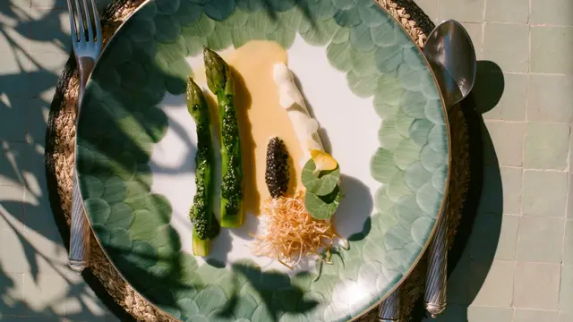 MusimanMusimanChef Dominique Crenn Hadirkan Menu Baru Musiman Bernuansa Prancis di Les Bateaux Belmond