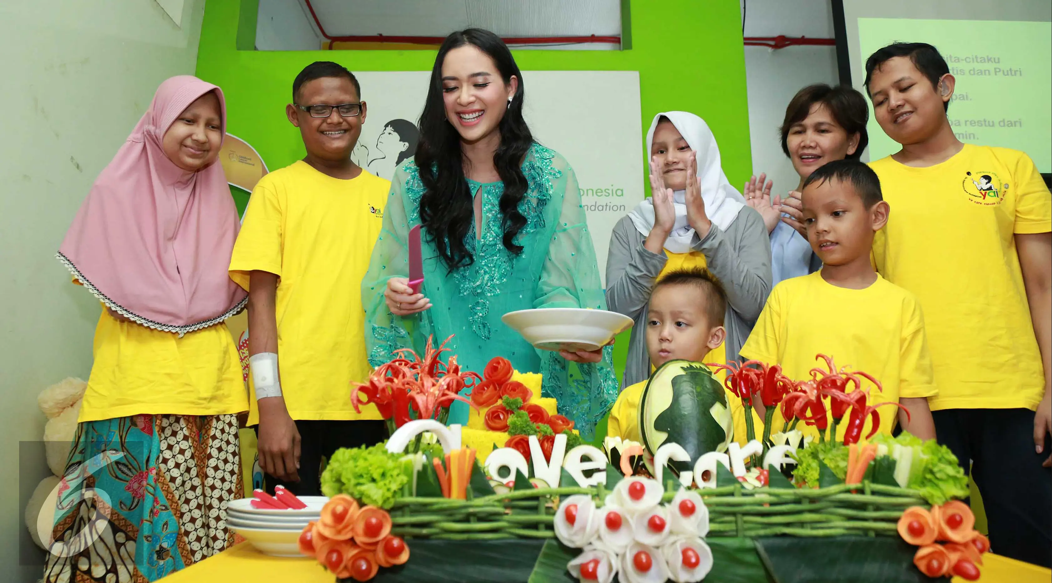 Elvira Devinamira saat mengadakan acara buka puasa bareng anak-anak penyandang kanker di Rumah Anyo, Jakarta. (Ferry Noviandi/Liputan6.com)