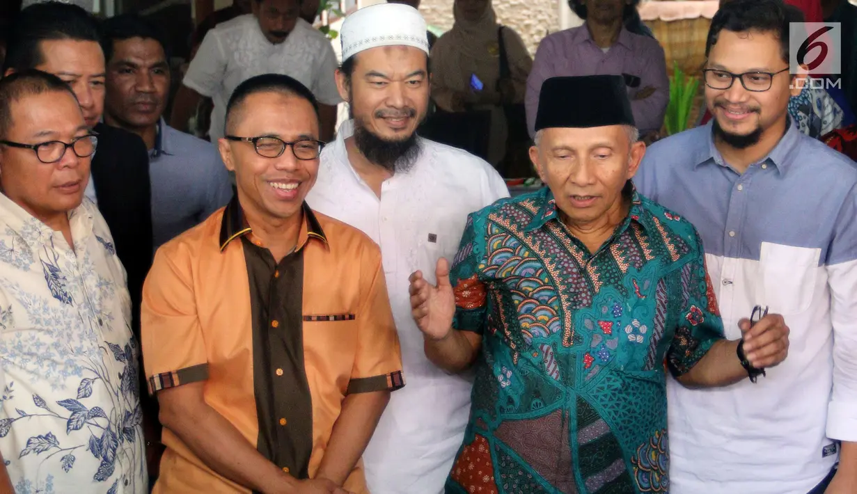 Mantan Ketum PAN, Amien Rais memberikan keterangan pers di kediamannya di Jakarta, Jumat (2/6). Amien Rais mengklarifikasi Dana yang disebut dalam persidangan kasus alat kesehatan mengalir ke dirinya sebesar Rp 600 juta. (Liputan6.com/Johan Tallo)