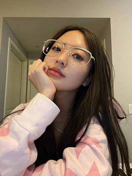 Sudah tampil menawan meski baru bangun tidur, paras Valerie Pola memang kerap mencuri perhatian. Apalagi kalau sudah tampil dengan makeup dan berbagai aksesori. Gayanya yang memakai kacamata ini pun dipuji para netizen semakin membuatnya terlihat manis. (Liputan6.com/IG/@valeriepola)