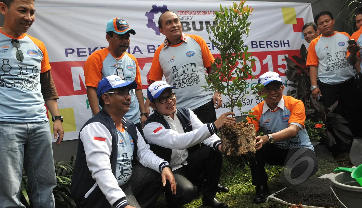 Menaker Hanif Dhakiri (tengah depan) bersama Serikat Pekerja BUMN melakukan penanaman 1.000 pohon di Stasiun Senen, Jakarta, Jumat (1/5). Kegiatan tersebut dalam rangka peringatan hari buruh (May Day) yang jatuh hari ini. (Liputan6.com/Herman Zakharia)