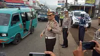Dipimpin langsung Dirlantas Polda Jawa Barat Kombes Pol Eddy Djunaedi, Kasatlantas Polres Garut AKP Asep Nugraha, turut serta mengamankan sejumlah titik kemacetan dalam inspeksi lalu lintas menjelang natal dan tahun baru beberapa waktu lalu (Liputan6.com/Jayadi Supriadin)