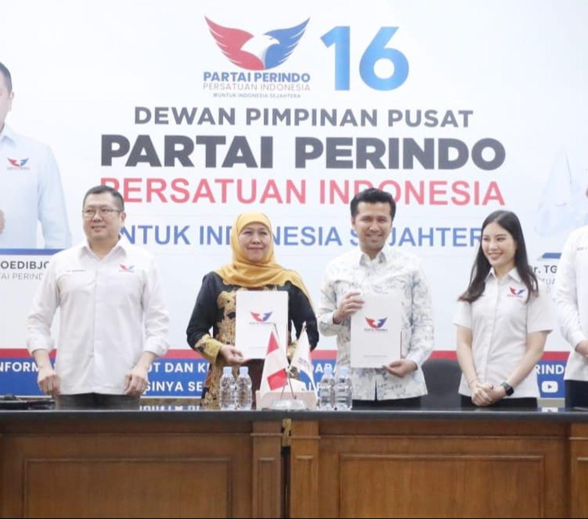 Ketua Umum Partai Perindo, Hary Tanoesoedibjo dan Waketum Partai Perindo Angela Tanoesoedibjo menyerahkan surat dukungan kepada Khofifah Indar Parawansa dan Emil Dardak sebagai bakal cagub-cawagub Jawa Timur (Jatim) di Kantor DPP Perindo Jakarta, Rabu (22
