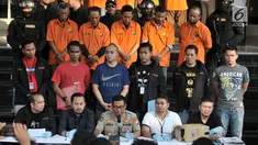 Kabid Humas Polda Metro Jaya Kombes Pol Argo Yuwono (tengah bawah) memimpin rilis kasus ambulans Partai Gerindra membawa batu dalam Aksi 22 Mei di Mapolda Metro Jaya, Jakarta, Kamis (23/5/2019). Polisi menangkap 11 tersangka dalam kasus ini. (merdeka.com/Iqbal Nugroho)
