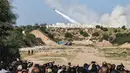Warga menyaksikan peluncuran rudal dalam latihan perang gabungan di Kota Gaza, Palestina (29/12/2020). Untuk pertama kalinya, Hamas bersama sayap militer kelompok-kelompok perlawanan Palestina lainnya menggelar latihan perang gabungan. (AFP/Mohammed Abed)