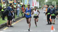 Pelari nasional, Agus Prayogo (depan) saat melaju di ajang Pertamina Eco Run 2017 kategori 10K umum pria di Pantai Karnaval Ancol, Jakarta, Sabtu (16/12). Agus menjadi yang tercepat di kategori tersebut. (Liputan6.com/Helmi Fithriansyah)