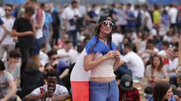 Sempat tertinggal 0-1 dari Irlandia membuat seorang fans cantik dari Prancis ini tampak murung. (Bola.com/Vitalis Yogi Trisna)