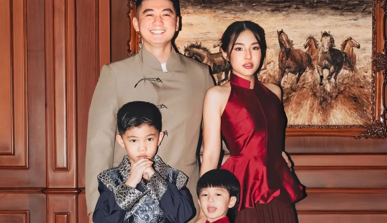 Tiffany Soetanto kenakan halterneck satin dan rok slit berbahan sutra [@tiffanysoetanto]