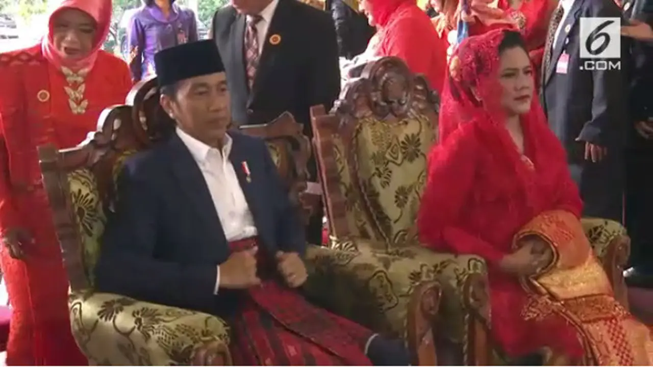 Busana Nuansa Merah Ibu Iriana di Pesta Adat Kahiyang Bobby