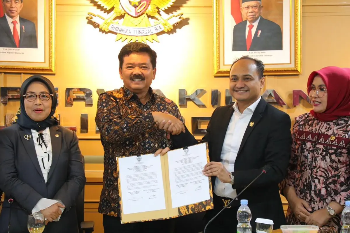 Menteri Agraria dan Tata Ruang/Kepala Badan Pertanahan Nasional (ATR/BPN), Hadi Tjahjanto menghadiri Rapat Kerja dengan Komite I Dewan Perwakilan Daerah Republik Indonesia (DPD RI), di Ruang Rapat Sriwijaya Gedung B DPD RI, Senayan, Jakarta, Selasa (14/11