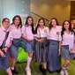 Sederet artis tanah air pakai seragam SMA di pesta ulang tahun Ussy Sulistiawaty ke-41 (Foto: Instagram @lizanataliaofficial)