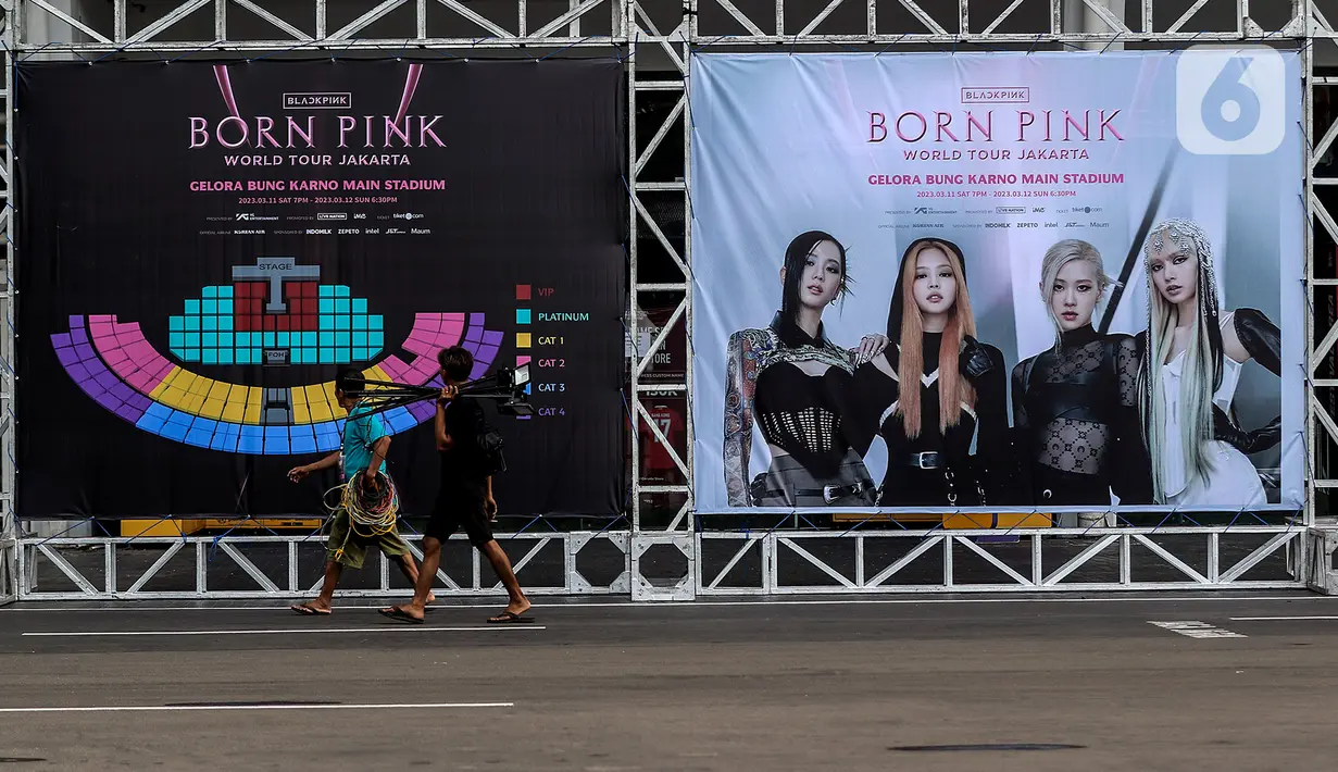 Pekerja berjalan di depan spanduk Blackpink di Stadion Utama Gelora Bung Karno (SUGBK), Jakarta, Jumat (10/3/2023). Jelang konser girl band asal Korea Selatan, Blackpink, SUGBK ditutup sementara untuk umum dari tanggal 10-12 Maret 2023. (Liputan6.com/Johan Tallo)