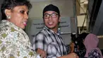 Sammy Simorangkir (kanan) mendatangi Mabes Polri untuk melaporkan label yang menaunginya di Jakarta, Minggu (9/11/2015). Sammy melaporkan label rekaman Pro M dengan tuduhan penipuan. (Liputan6.com/Gempur M Surya)