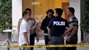 Sejumlah petugas kepolisian saat berada di depan kantor Go-Jek pasca terjadi penembakan sekitar pukul 13.00 WIB, Jakarta, Minggu (1/11/2015). Polisi memastikan benda yang ditemukan bukanlah proyektil peluru senjata api. (Liputan6.com/Johan Tallo)