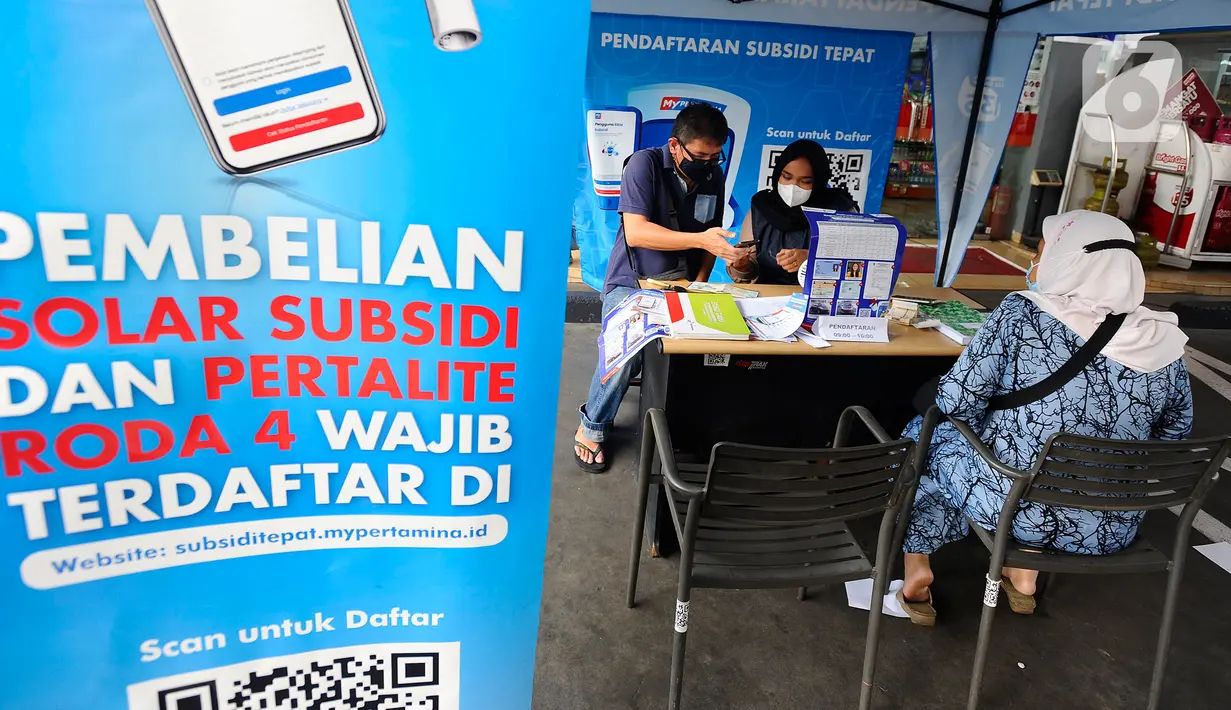Petugas melayani warga yang mendaftar untuk pembelian bahan bakar minyak (BBM) jenis Pertalite dan Solar subsidi untuk kendaraan roda empat di SPBU Pertamina 31.124.02 di kawasan Fatmawati, Jakarta, Rabu (27/7/2022). PT Pertamina (Persero) mencatat 80 persen kendaraan yang didaftarkan mengkonsumsi BBM jenis Pertalite. (merdeka.com/Arie Basuki)