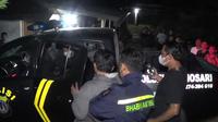 Polisi mengevakuasi Terduga pelaku Pencabulan ke dalam mobil polisi untuk menghindari kejadian yang tidak diinginkan.