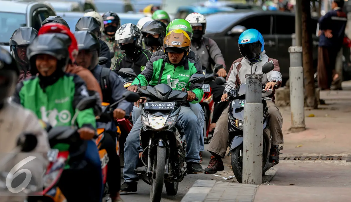 Sejumlah ojek aplikasi saat melintasi kawasan Sudirman, Jakarta, Kamis (8/10/2015). Ketua DPD Organda DKI mencatat adanya penurunan penumpang angkutan umum Hingga 40 Persen. Liputan6.com/Faizal Fanani)